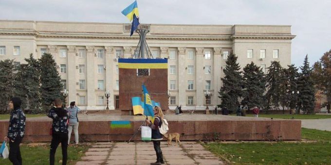 Gehisste ukrainische Flaggen in Cherson. ukraine krieg cherson