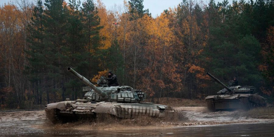 Ukrainische Soldaten führen in Tschernihiw mit erbeuteten russischen T-72 Panzern eine militärische Übung durch.