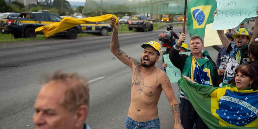 Anhänger von Bolsonaro protestieren am Rande einer Autobahn gegen seine Niederlage bei der Präsidentschaftswahl.