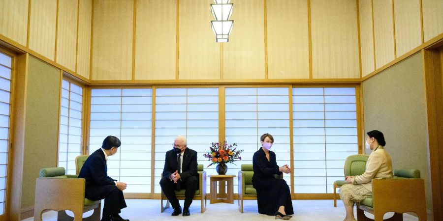 Bundespräsident Frank-Walter Steinmeier und seine Frau Elke Büdenbender werden von Kaiser Naruhito und Kaiserin Masako im Kaiserpalast empfangen.