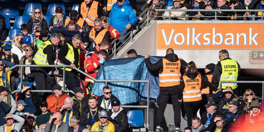 Beim Spiel Eintracht Braunschweig gegen SpVgg verstarb ein Zuschauer in der Nordkurve.