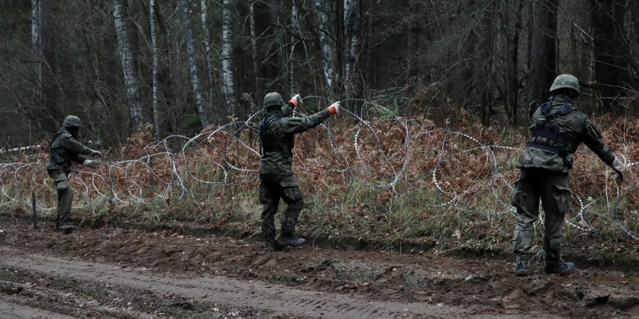 Die Sperren sollen explizit zum Aufhalten von Flüchtlingen gebaut werden.