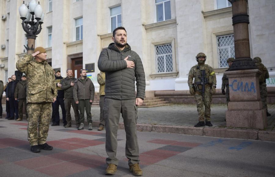 Der ukrainische Präsident Wolodymyr Selenskyj singt die Landeshymne in Cherson, 14. November 2022.