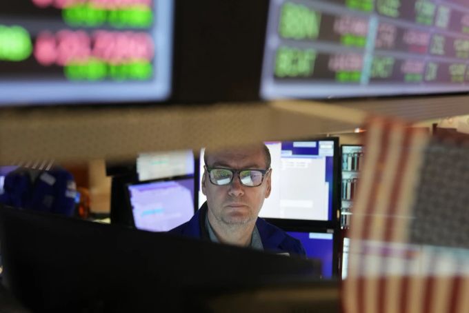 Ein Trader arbeitet an der Börse in New York, 10. November 2022. Wall Street Börse