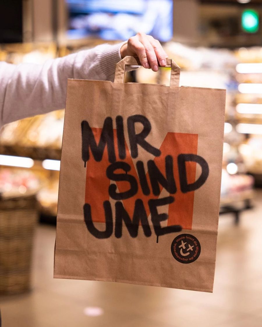 Zu diesem Anlass hat die Migros eine Zürcher Filiale einen Tag lang im Teenie-Style dekoriert.