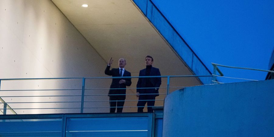 Bundeskanzler Olaf Scholz (SPD, l) empfängt Frankreichs Präsident Emmanuel Macron zu einem Abendessen im Bundeskanzleramt.