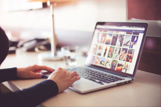 Das Internet bietet zahlreiche Schlupflöcher für die organisierte Kriminalität. Frau surft am Computer