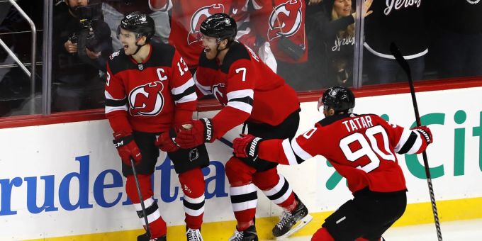 Nico Hischier (links) bejubelt einen Treffer. nico hischier