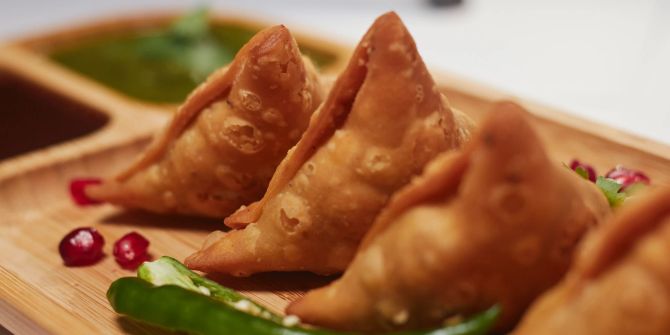 Samosas Teigtaschen fritiert Gebäck