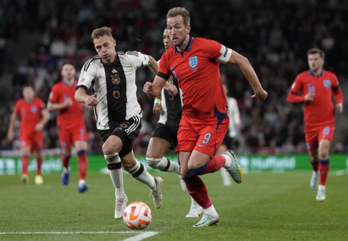 Auch England (mit Harry Kane) und Deutschland (hier mit Joshua Kimmich) werden als WM-Kandidaten genannt. WM 2022