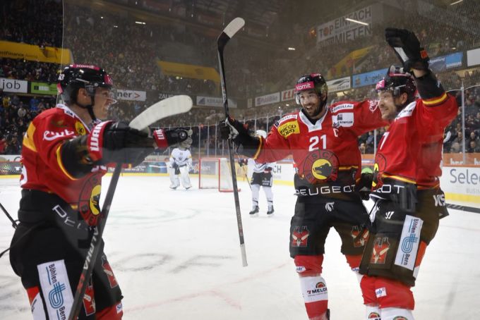 Berns Torschütze Colton Sceviour jubelt mit Simon Moser und Tyler Ennis. scb