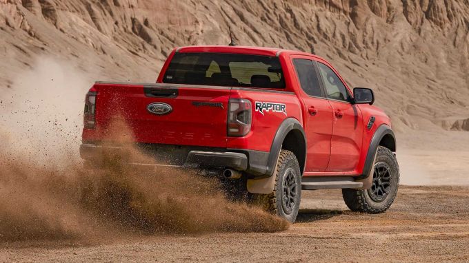 Der 292PS starke Dreiliter-Biturbo ermöglicht mächtige Drifts und sorgt für tollen Sound 2022 Ford Ranger Raptor
