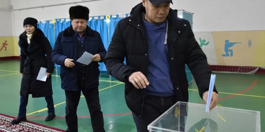 Wähler geben ihre Stimme in Astana ab