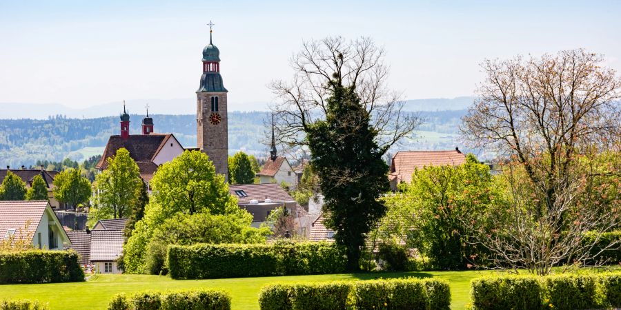 Der Blick (in Richtung Süden) auf die Gemeinde Oberdorf mit der markanten Marien-Wallfahrtskirche und der Friedhofskapelle.