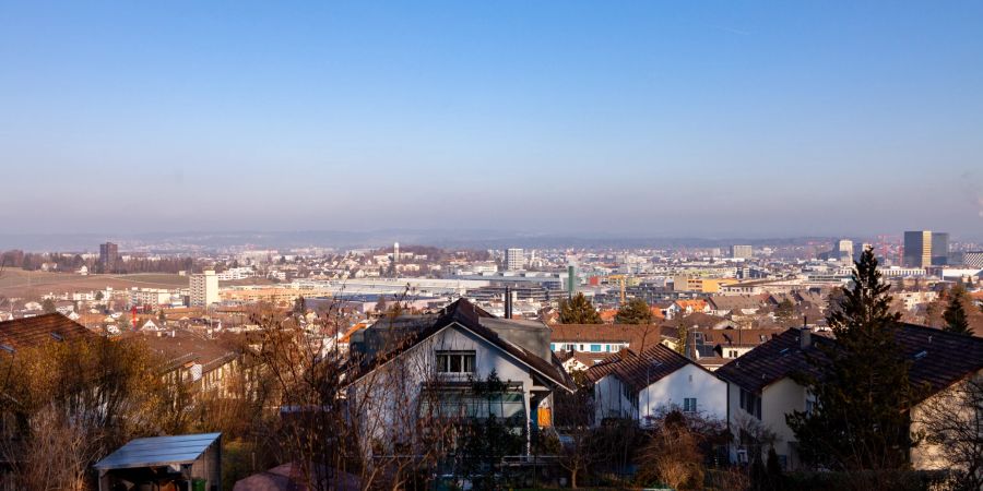 Aussicht über Zürich vom Käferberg aus gesehen.