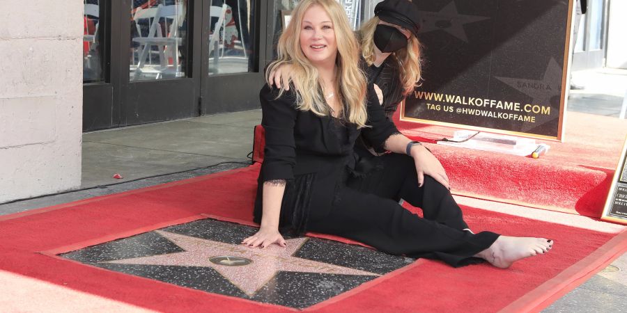 Christina Applegate posiert vor ihrem Stern auf dem «Walk of Fame».