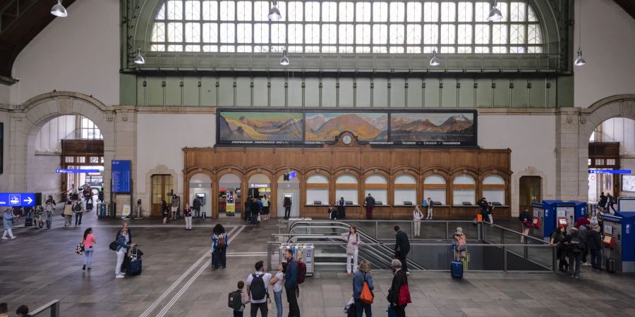 Die Schalterhalle des ehrwürdigen Bahnhof SBB in Basel. Auf den Wandbildern über den Billettschaltern sind das Jungfraujoch, Gstaad und der Silsersee abgebildet.