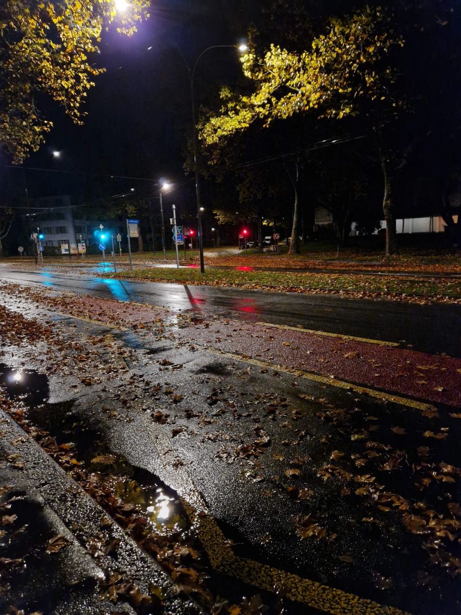 Dieselbe Strasse am Montagmorgen um 5.50 Uhr nach der Räumung.