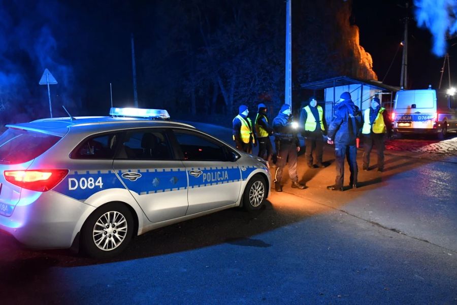 Die polnische Polizei patrouilliert die Gegend um Przewodów.