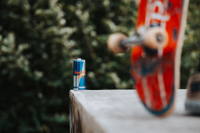 Energydrinks sind vor allem bei Jugendlichen beliebt. Skateboard Energydrink Dose Mauer