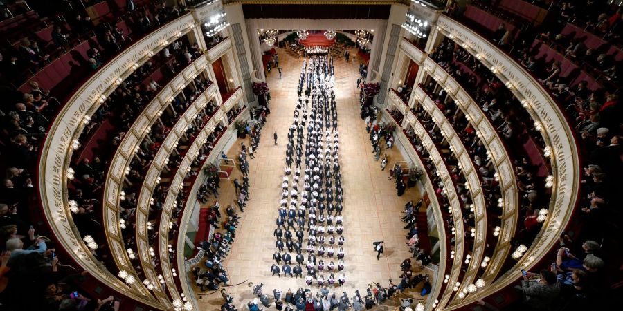 Debütantenpaare befinden sich in der Wiener Staatsoper während der Generalprobe für den Opernball. Der Wiener Opernball soll 2023 mit einem neuen Konzept stattfinden.