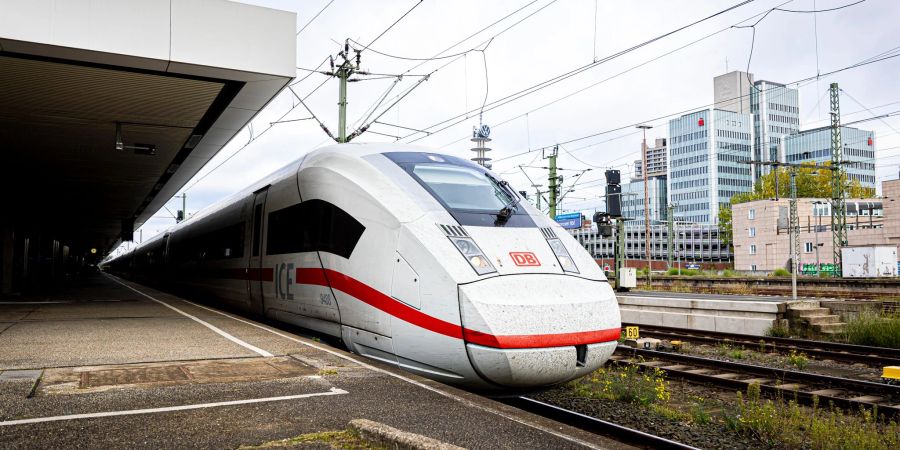 Ein ICE der Deutschen Bahn steht im Hauptbahnhof Hannover.