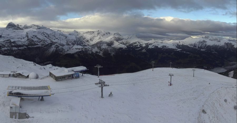 Auf dem Metschstand in Adelboden BE ist die Schneefallgrenze hervorragend ersichtlich.