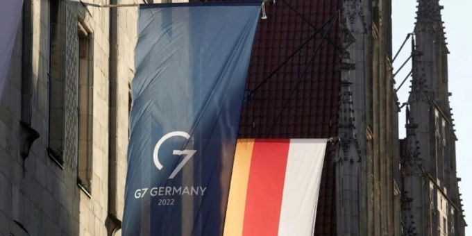 Fahne mit dem Logo der deutschen G7-Präsidentschaft. g7