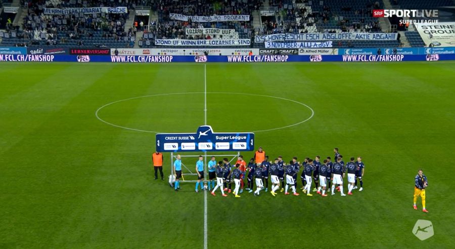 Unzählige Plakate und Transparente sind im Stadion vor dem Lugano-Spiel zu sehen.