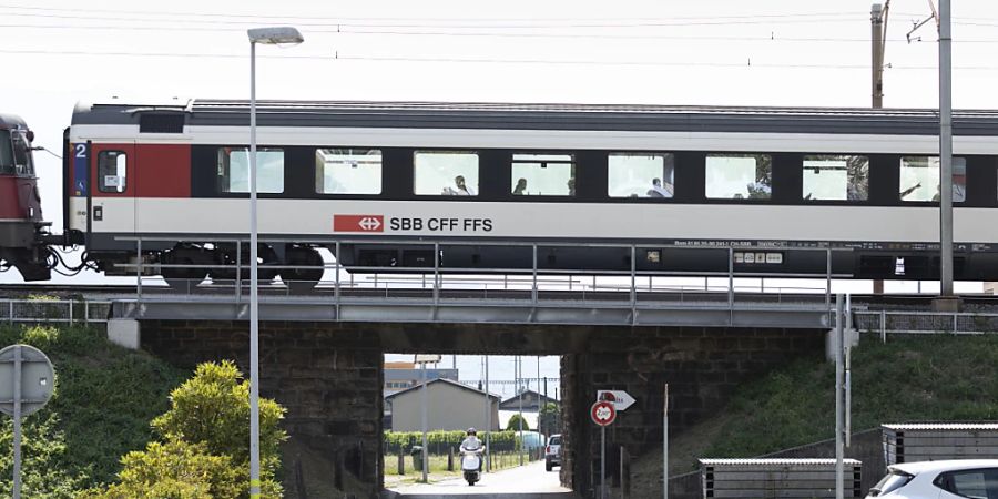 Strasse und Schiene sollen in der Schweiz nicht mehr separat gedacht werden: HSG-Professor Andreas Herrmann fordert ein einheitliches Bundesamt für Mobilität. Die heutige Aufteilung zwischen einem Amt für Verkehr und einem für Strassen setzte die Verkehrsträger in Konkurrenz zueinander. (Archivbild)