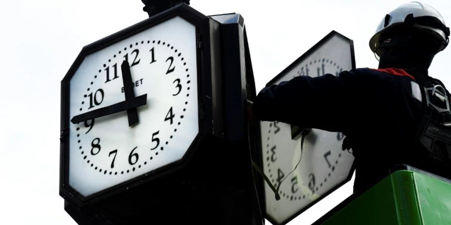 Arbeiter an einer Uhr