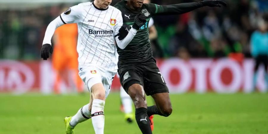 Leverkusens Mitchell Weiser (l) und Charles Kaboré von FK Krasnodar kämpfen um den Ball. Foto: Marius Becker