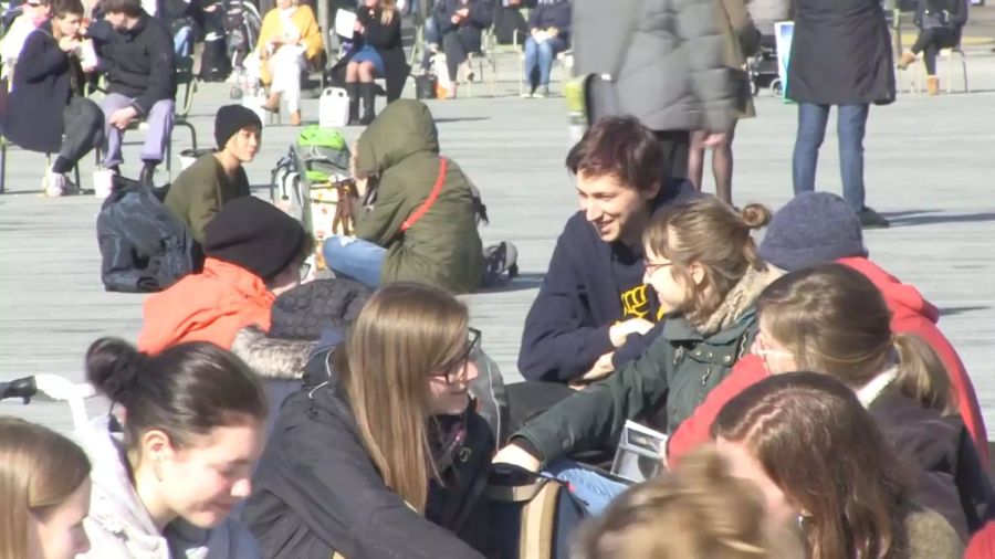 Klimademonstrierende auf dem Zürcher Sechseläutenplatz.