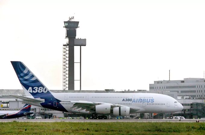 Das grösste Passagierflugzeug der Welt, der Airbus A 380, landet auf dem Düsseldorfer Flughafen. Airbus A 380