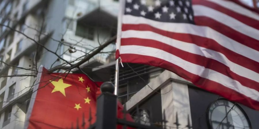 Fahnen der USA und Chinas