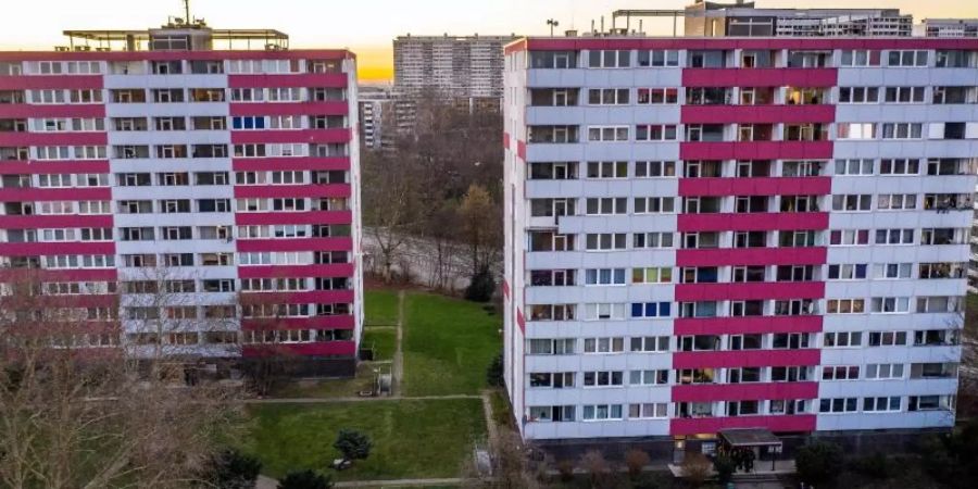 Diese beiden Hochhäuser in Duisburg wurden auf Grund von Brandschutzmängeln evakuiert. Mehr als 200 Bewohner mussten ihre Wohnungen verlassen. Foto: Christoph Reichwein
