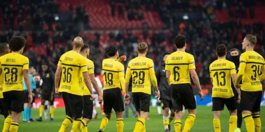 Sichtlich frustriert trotten die Dortmunder Profis nach dem 0:3 bei Tottenham Hotspur vom Platz. Foto: Bernd Thissen