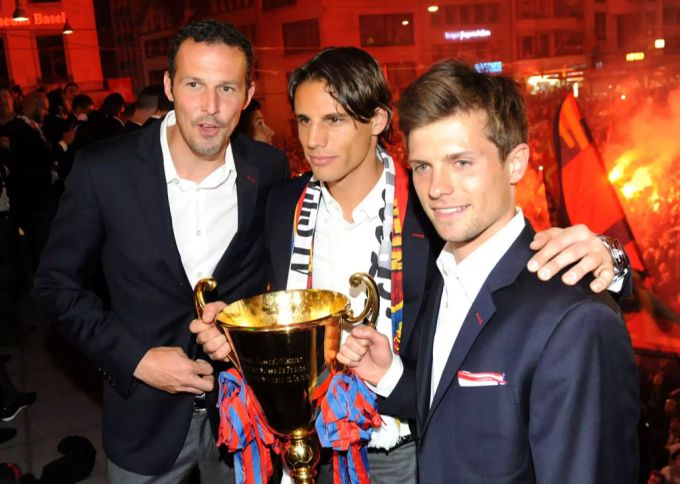 Valentin Stocker (rechts) feiert 2014 den Meistertitel mit dem FCB. In der Mitte Goalie Yann Sommer, links der heutige Sportchef Marco Streller. Valentin Stocker FCB
