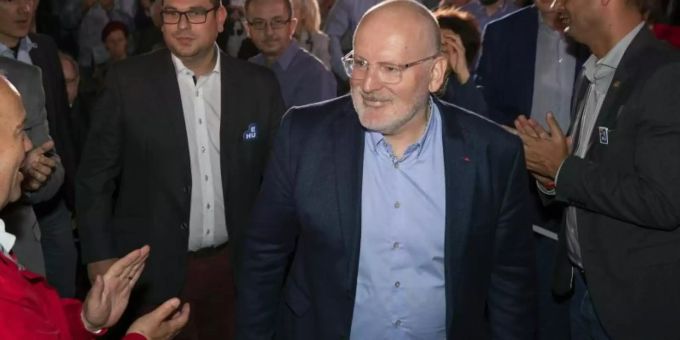Den Wahl-Auftakt machten Grossbritannien und die Niederlande. Dort wurde die Partei des Spitzenkandidaten der europäischen Sozialdemokraten, Frans Timmermans, nach einer Prognose mit 18,4 Prozent der Stimmen überraschend stärkste Kraft. Foto: Balazs Mohai/MTI/AP Den Wahl-Auftakt machten Grossbritannien und die Niederlande. Dort wurde die Partei des Spitzenkandidaten der europäischen Sozialdemokraten, Frans Timmermans, nach einer Prognose mit 18,4 Prozent der Stimmen überraschend stärkste Kraft. Foto: Balazs Mohai/MTI/AP