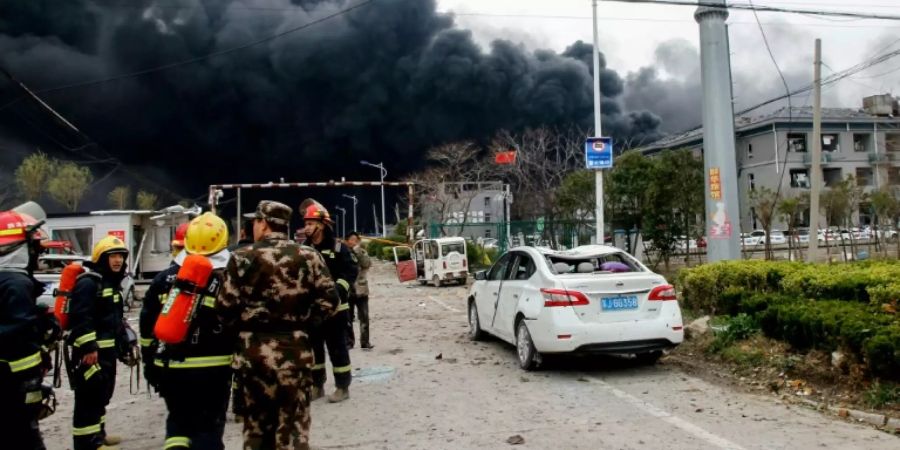 Feuerwehrleute nahe der Unglücksstelle