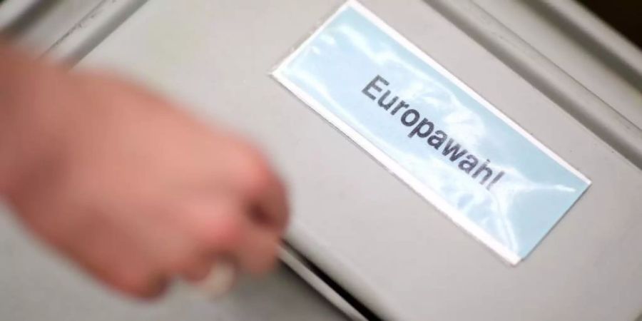 Eine Wahlurne mit der Aufschrift «Europawahl». Wollen die Briten mitwählen, müssen sie das nach britischem Recht spätestens am 12. April entschieden haben. Foto: Fredrik von Erichsen