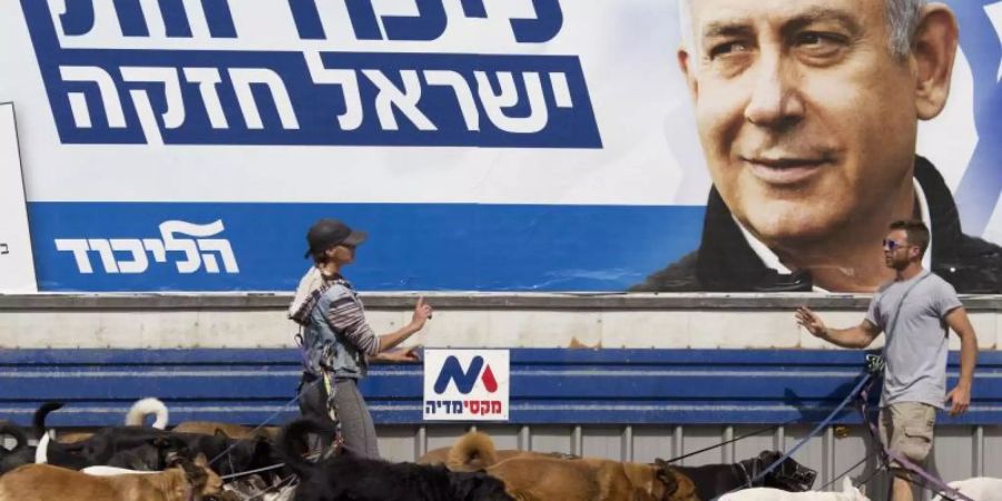 Wahlplakat in Tel Aviv. Regierungschef Benjamin Netanjahu wird von Benny Gantz herazsgefordert. Foto: Ariel Schalit/AP