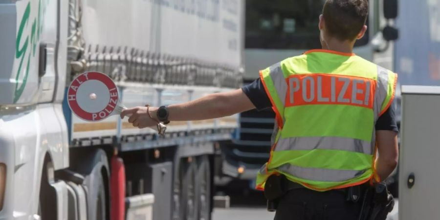 Polizist an der Grenze zu Österreich nahe Pocking