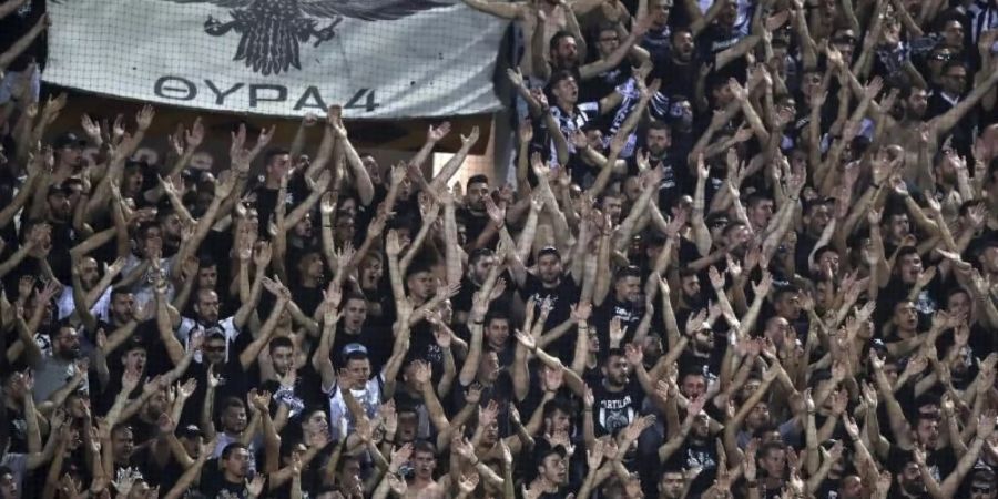 Fans von Saloniki dürfen endlich wieder über den Meistertitel jubeln. Foto: Thanassis Stavrakis/AP