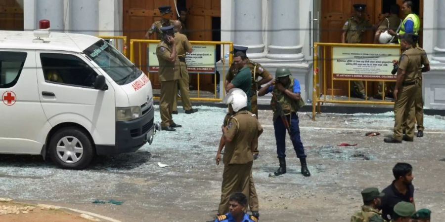 Sicherheitskräfte vor der Kirche St. Antonius in Colombo