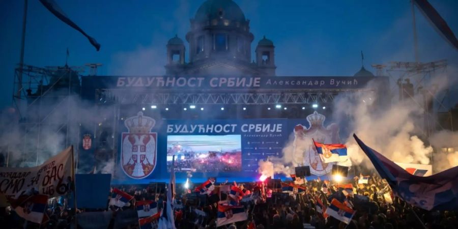 Anhänger des serbischen Präsidenten Vucic in Belgrad
