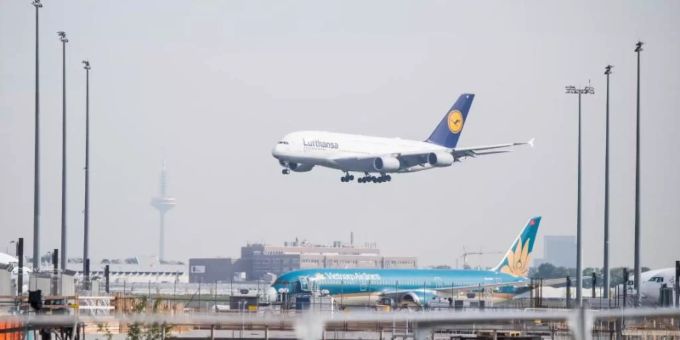 Der Airbus 380 "Berlin" von Lufthansa landet auf dem Flughafen Frankurt. Foto: Andreas Arnold Der Airbus 380 "Berlin" von Lufthansa landet auf dem Flughafen Frankurt. Foto: Andreas Arnold