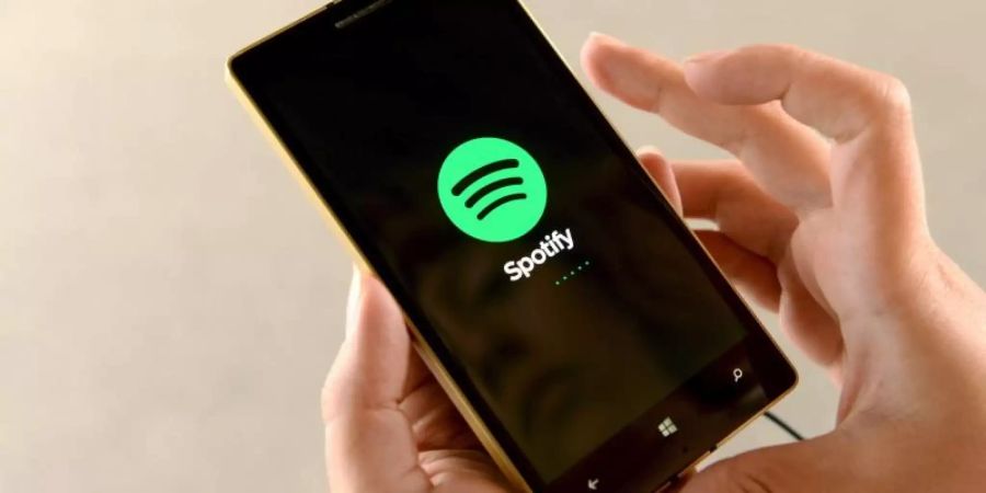 Spotify hatte zum Quartalsende 100 Millionen Abo-Kunden und zusammen mit der Gratis-Version insgesamt 217 Millionen monatlich aktive Nutzer. Foto: Mikko Stig/Lehtikuva/dpa