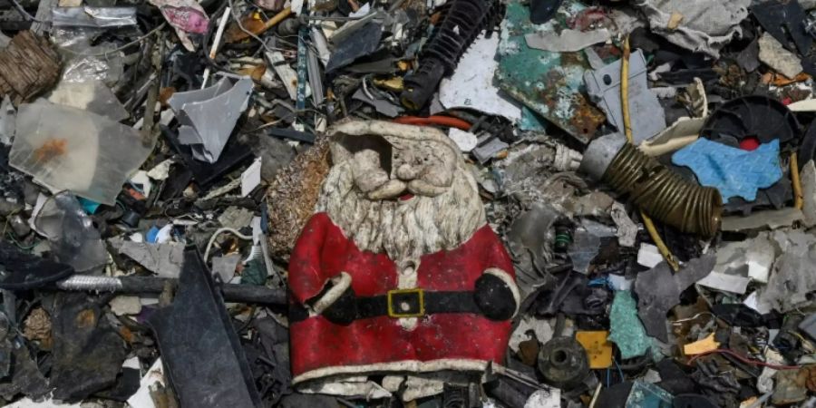 Plastikabfälle in verlassener Recycling-Farbik in Malysia