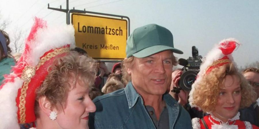 Terence Hill wird am Ortseingang der sächsichen Kleinstadt Lommatzsch, wo er von 1943 bis 1947 wohnte, mit Brot und Wein willkommen geheissen. Foto: Thomas Lehmann